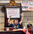 <p>Manifestantes que ocupam a Câmara Municipal exigem que propositor da CPI seja o presidente da comissão</p>  Foto: Daniel Ramalho / Terra