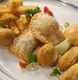 <p>Caldo de feijão, palitinhos de mandioca frita, bolinho de bacalhau, bolinho de arroz, ostras frescas, mini pastéis de carne e empadinha de bobó com camarão fazem parte de opções do menu do Dalva e Dito, um dos restaurantes de Atala</p>  Foto: Divulgação