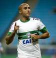 <p>Deivid fez o gol no começo e depois o Coritiba soube controlar o jogo na Arena Grêmio e administrar a vitória</p>  Foto: Ramiro Furquim/ Agif / Gazeta Press