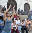 <p>Tropa de Choque foi chamada e ficou do lado de fora do prédio para possíveis manifestações mais fortes</p>  Foto: Tânia Rêgo / Agência Brasil