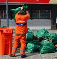 <p>O passante multado precisará imprimir uma guia de recolhimento na internet e pagar a multa na rede bancária</p>  Foto: Comlurb / Divulgação