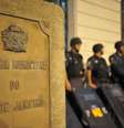 <p>Manifestantes seguem com ocupação na Câmara dos Vereadores do Rio de Janeiro. O prédio está cercado por policiais militares</p>  Foto: Fernando Frazão / Agência Brasil