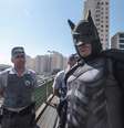 O 'super-herói' foi acompanhado pela Polícia Militar no protesto  Foto: Gabriela Biló / Futura Press