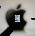 Homem posa com um iPhone 4 da Apple em Zenica, na Bósnia Herzegovina. A Apple, maior empresa de tecnologia do mundo, deverá apresentar o seu iPhone redesenhado em setembro, de acordo com o blog de tecnologia AllThingsD. 17/05/2013  Foto: Dado Ruvic / Reuters