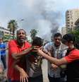Simpatizantes de Mursi fogem de gás lacrimogêneo disparado pela polícia durante ofensiva no Cairo   Foto: AFP