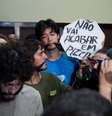 <p>Jovens que ocupam a Câmara Municipal ficam "amordaçados" enquanto acompanham a primeira sessão da CPI dos Ônibus</p>  Foto: Reynaldo Vasconcelos / Futura Press