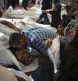 Egípcios choram a morte de parentes na mesquita El-Iman, no distrito da Cidade Nasser, no Cairo  Foto: AP