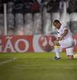 <p>Jogador mais vitorioso do Santos pós-era Pelé, Léo disse que não atuará mais como lateral e que tentará recomeço como meio-campista</p>  Foto: Ricardo Nogueira / Agência Lance