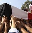 Caixão leva corpo de policial morto na última quarta-feira no Egito  Foto: Reuters