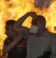 <p>Manifestante que apoia o presidente deposto do Egito Mohamed Mursi leva manifestante machucado durante confronto com a polícia na praça Ramsés, no Cairo</p>  Foto: Amr Abdallah Dalsh / Reuters