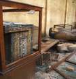 <p>Objetos do período faraônico são vistos no chão e em vidros quebrados dentro de museu de antiguidades na localidade de Minya, no Egito</p>  Foto: AP