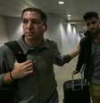 <p>Jornalista norte-americano Glenn Greenwald recebe seu companheiro David Miranda no aeroporto internacional do Rio de Janeiro</p>  Foto: Ricardo Moraes / Reuters