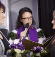 <p>Às 8h30 (horário local), Tash Vitali e Mel Ray, ambas vestidas de branco, selaram sua união nos escritórios governamentais de Auckland e se tornaram o primeiro casal homossexual a se casar no país</p>  Foto: AFP