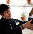 <p>O cirurgião massageia os glúteos para moldá-los</p>  Foto: Bruno Santos / Terra