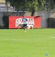 <p>Everton Costa realizou nesta ter&ccedil;a o primeiro treino no CT Rei Pel&eacute;; atacante ainda aguarda por finaliza&ccedil;&atilde;o de burocracias contratuais</p>  Foto: Klaus Richmond / K.R.C.DE MELO & CIA. LTDA – ME
