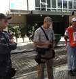 <p>Equipe do programa Lixo Zero é composta por um agente da Comlurb, um guarda municipal e um PM</p>  Foto: Terra / André Naddeo