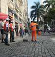 Na manhã desta terça-feira, garis e funcionários da Guarda Militar já faziam a fiscalização nas ruas do centro  Foto: Ale Silva / Futura Press