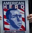 Cartaz de defensor de Bradley Manning em frente a Fort Mead, onde o soldado ouviu nesta quarta-feira sua sentença  Foto: AFP