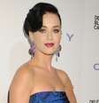 Katy Perry apostou em olhos luminosos e batom vermelho que puxa para o rosa   Foto: Getty Images 