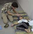 <p>Garoto, afetado pelo que ativistas dizem serem armas químicas, é tratado em centro médico em Damasco</p>  Foto: Bassam Khabieh / Reuters