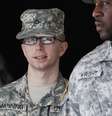 Fardado, Manning é escoltado até o tribunal durante julgamento  Foto: AP