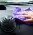 Interior em geral - Compartimentos, porta-copos, volante e até o chão do carro devem ser limpos apenas usando um aspirador de pó ou pano  Foto: Shutterstock
