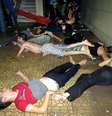 Homens esperam por atendimento após o suposto ataque químico das forças de segurança da Síria na cidade de Douma, na periferia de Damasco; a fotografia é do escrtitório de comunicação de Douma  Foto: Media Office Of Douma City / AP