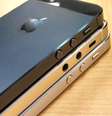 Inscrição "iPhone" na parte de trás das fotos vazadas mostra um fonte mais fina, alinhada com a logotipia do iOS 7  Foto: ASCII / Reprodução