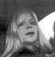 <p>Bradley Manning, condenado por fornecer documentos secretos para o WikiLeaks, retratado vestido de mulher nesta foto de 2010 obtida em 14/08/2013. Manning, soldado dos EUA condenado a 35 anos de prisão, quer viver como uma mulher chamada Chelsea</p>  Foto: U / Reuters