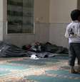 <p>Sobreviventes do que ativistas dizem ter sido um ataque com gás venenoso dormem em uma mesquita do bairro de Duma, em Damasco</p>  Foto: Bassam Khabieh / Reuters