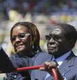 Mugabe na cerimônia de posse ao lado de sua mulher, Grace  Foto: Reuters