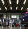 <p>Passageiros esperam na fila do check-in, no aeroporto de Guarulhos, em São Paulo</p>  Foto: Nacho Doce / Reuters
