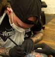 <p>Tatuadores usaram ferramentas de dentistas para esculpir sulcos na face, criando efeitos em alto relevo</p>  Foto: The Grosby Group