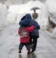 <p>Crian&ccedil;as s&iacute;rias caminham sob a chuva no campo de refugiados de Boynuyogun, na fronteira entre a S&iacute;ria e Turquia</p>  Foto: Murad Sezer / Reuters