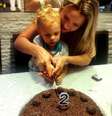 <p>Davi Lucca corta o bolo com ajuda da mãe, Carol Dantas</p>  Foto: Instagram / Reprodução