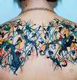 <p>Jackson Pollock foi inspiração para tatuagem que tomou boa parte das costas</p>  Foto: Pinterest / Reprodução