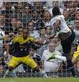 Paulinho tenta finalização contra o Swansea  Foto: Reuters