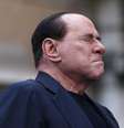 <p>Ex-primeiro-ministro italiano Silvio Berlusconi fecha os olho em rea&ccedil;&atilde;o a seus simpatizantes durante com&iacute;cio em protesto contra sua condena&ccedil;&atilde;o por fraude fiscal no in&iacute;cio de agosto</p>  Foto: Alessandro Bianchi / Reuters