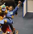 Mascote da competição brinca com Sarah depois da vitória na disputa do bronze  Foto: Reuters