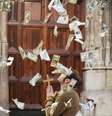 <p>Oração por riqueza pode ajudar na vida financeira</p>  Foto: Getty Images 