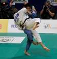 Charles Chibana se prepara para derrubar o russo Mikhail Pulyaev e garantir sua classificação à semifinal do Mundial de Judô; brasileiro conseguiu quatro vitórias por ippon  Foto: Luciano Belford / Futura Press