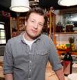 <p>O britânico Jamie Oliver pretende mostrar que é possível se alimentar bem com um orçamento limitado</p>  Foto: Getty Images 