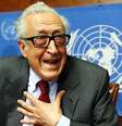 Lakhdar Brahimi gesticula após coletiva de imprensa sobre a situação na Síria, em Genebra  Foto: Reuters