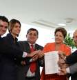 Presidente Dilma recebe de líderes de partidos na Câmara abaixo-assinado que pede plebiscito para reforma política  Foto: José Cruz / Agência Brasil