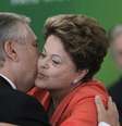 <p>Dilma abraça novo ministro das Relações Exteriores Luiz Alberto Figueiredo durante cerimônima de posse no Palácio do Planalto</p>  Foto: Ueslei Marcelino / Reuters