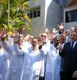 Médicos estrangeiros ao lado do ministro da Saúde Alexandre Padilha  Foto: EFE