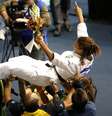 <p>Rafaela Silva é festejada depois do ouro no Mundial de Judô</p>  Foto: Reuters