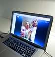 Mulher usa o Skype para se comunicar com a família em Estocolmo, na Suíça  Foto: AFP