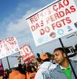 <p>Manifestantes que bloquearam a marginal Pinheiros promovem um encontro na ponte do Socorro</p>  Foto: Bruno Santos / Terra