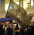 Manifestantes Black Block se concentram para manifestação na Cinelândia, em frente à Câmara dos Vereadores, no centro do Rio de Janeiro  Foto: Fernando Frazão / Agência Brasil